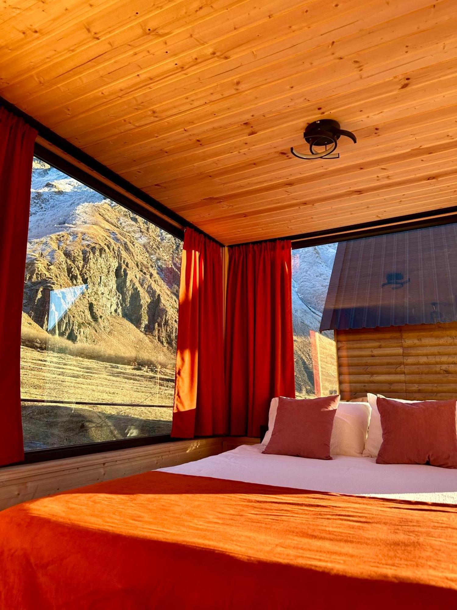 Kazbegi Inn Cottages Экстерьер фото
