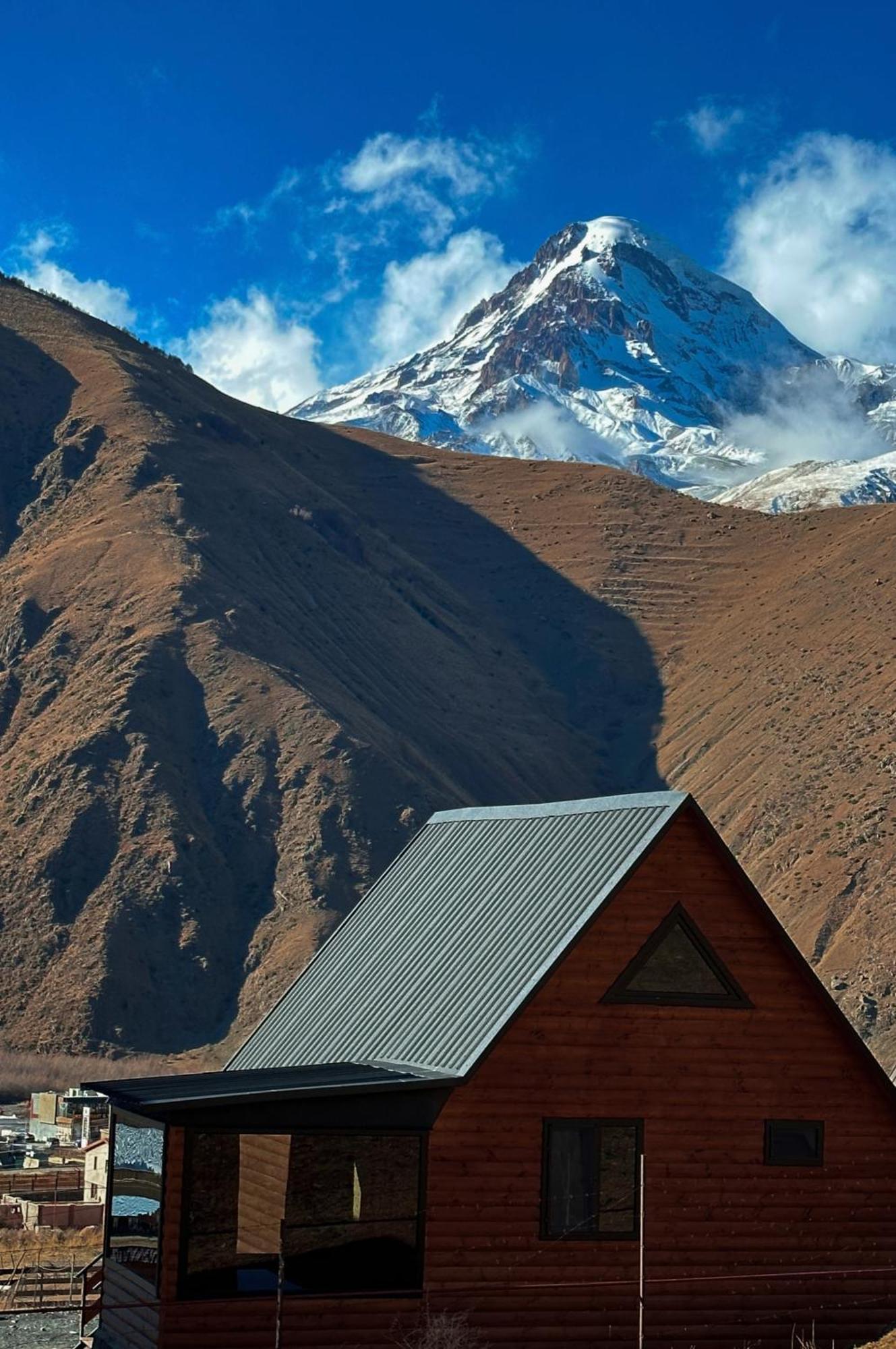 Kazbegi Inn Cottages Экстерьер фото