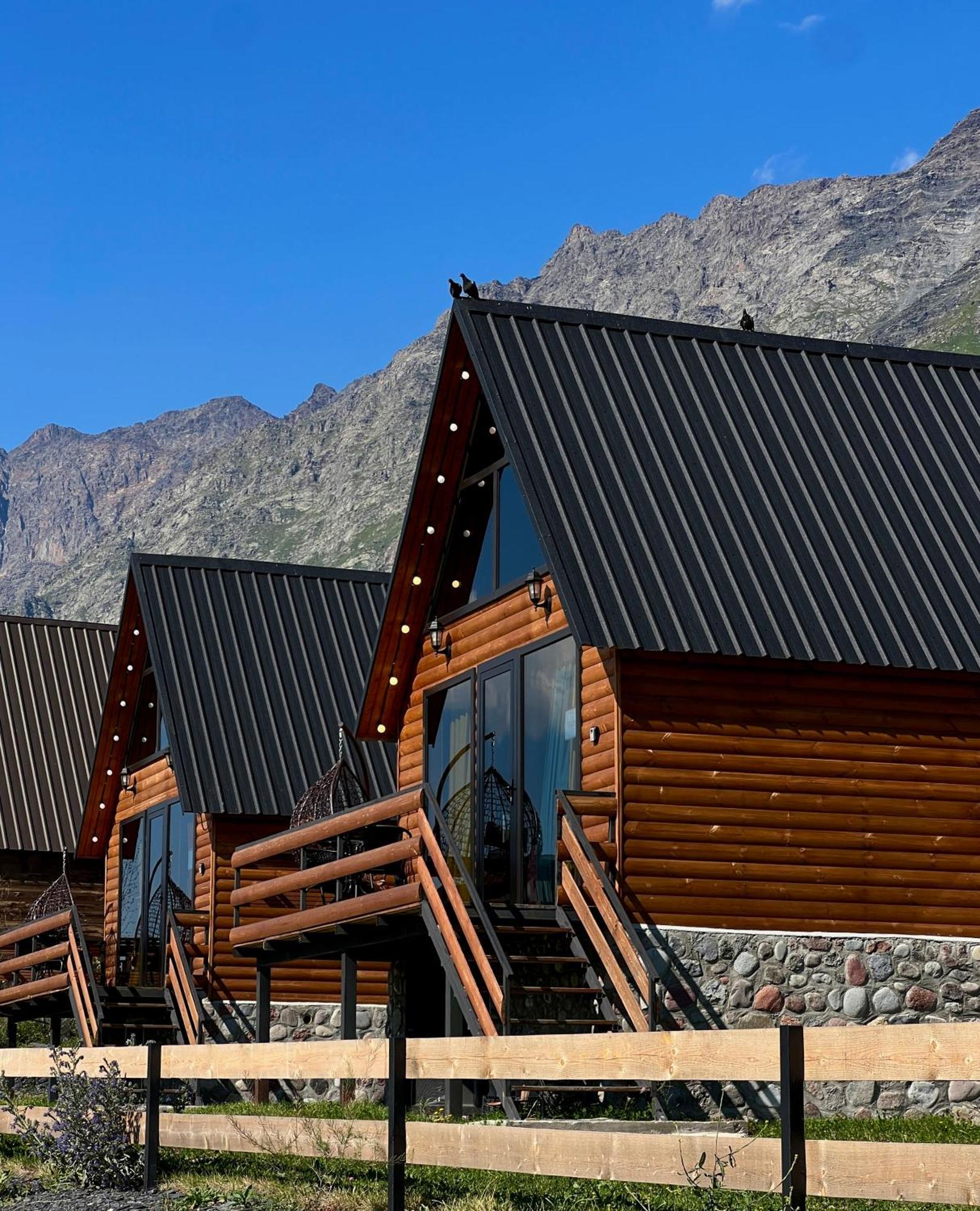 Kazbegi Inn Cottages Экстерьер фото