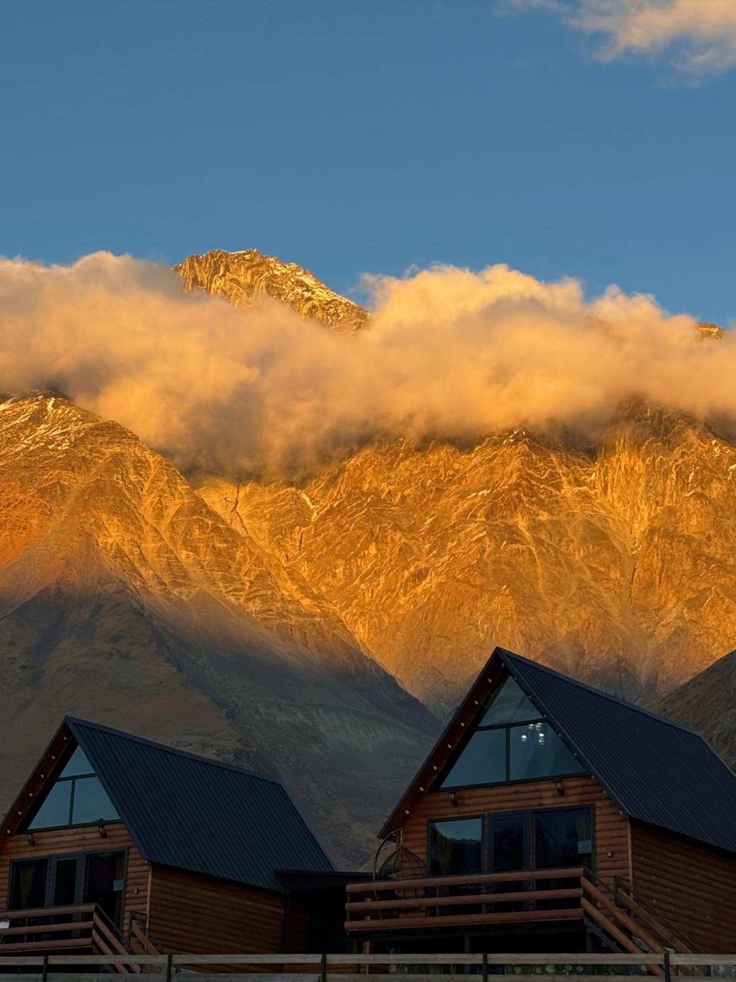 Kazbegi Inn Cottages Экстерьер фото