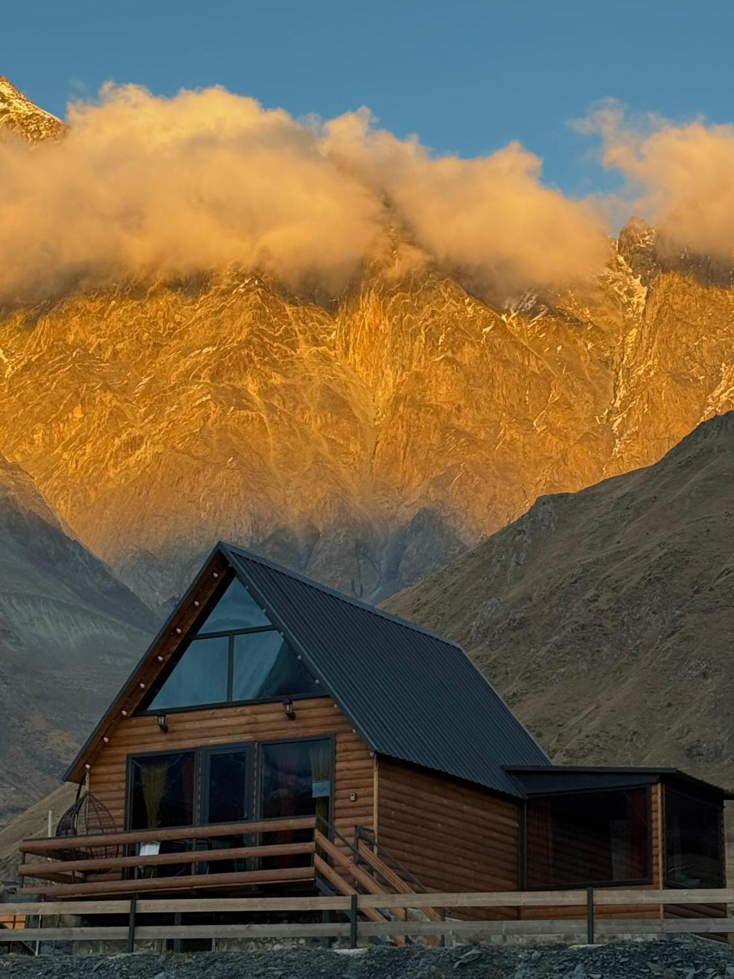 Kazbegi Inn Cottages Экстерьер фото