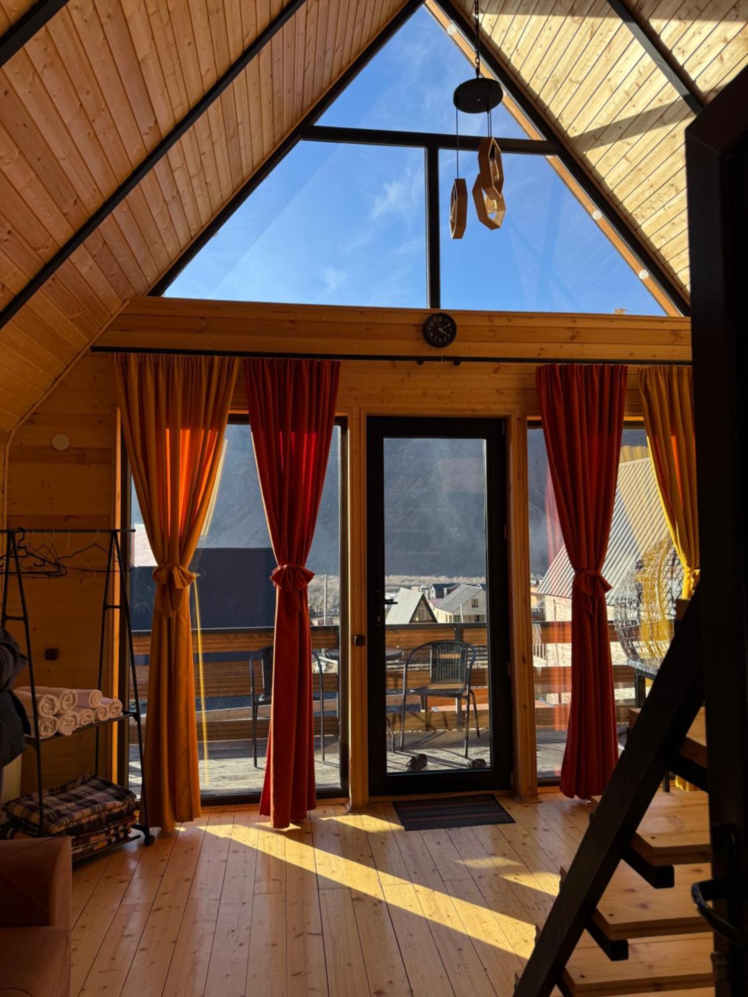 Kazbegi Inn Cottages Экстерьер фото
